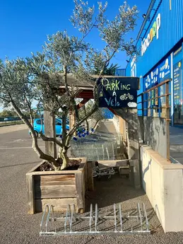326-biocoop-marguerittes-bio-local-entree-magasin-velo.webp